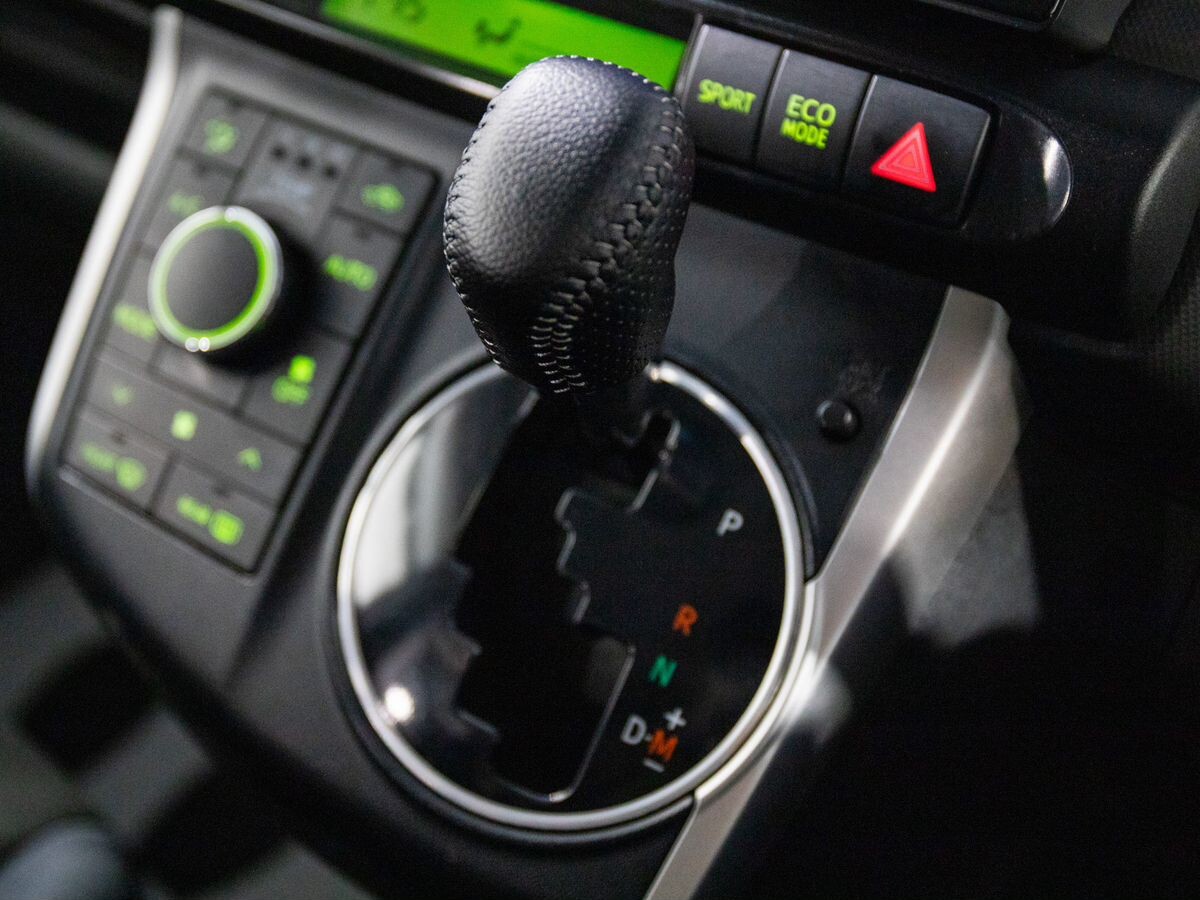 Toyota Wish 2010 - фото автомобиля