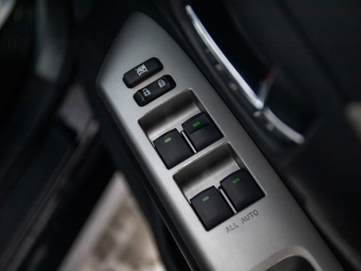 Toyota Wish 2010 - фото автомобиля