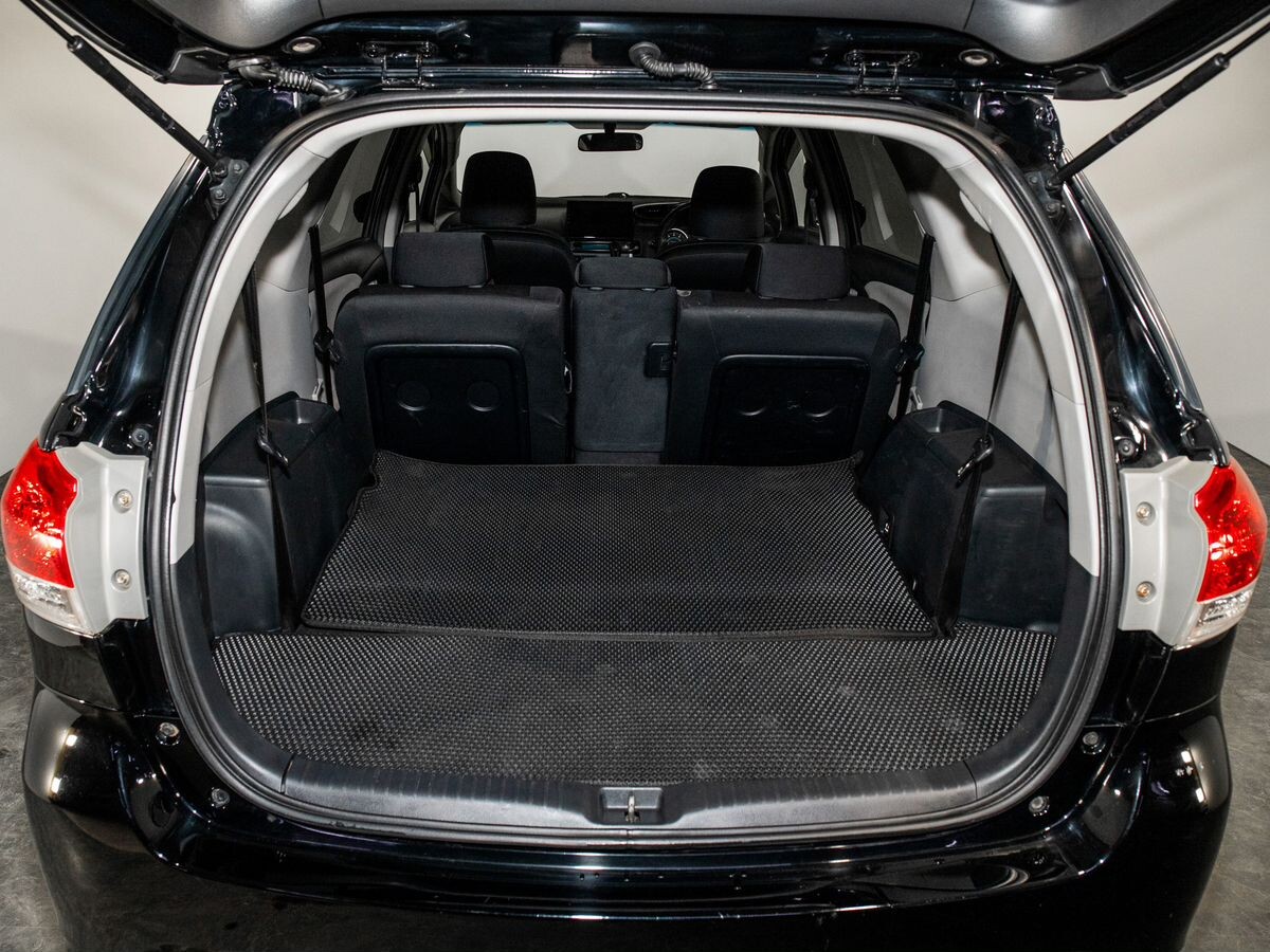 Toyota Wish 2010 - фото автомобиля