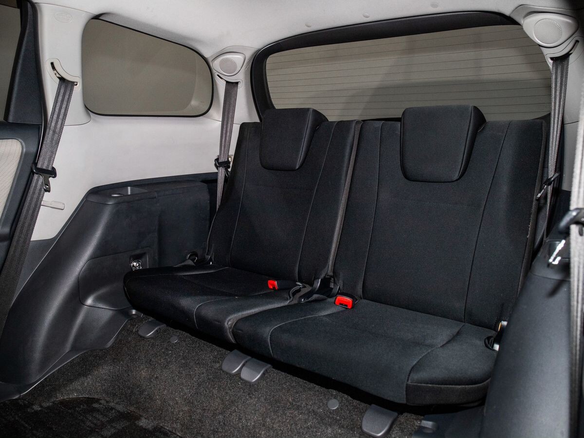 Toyota Wish 2010 - фото автомобиля