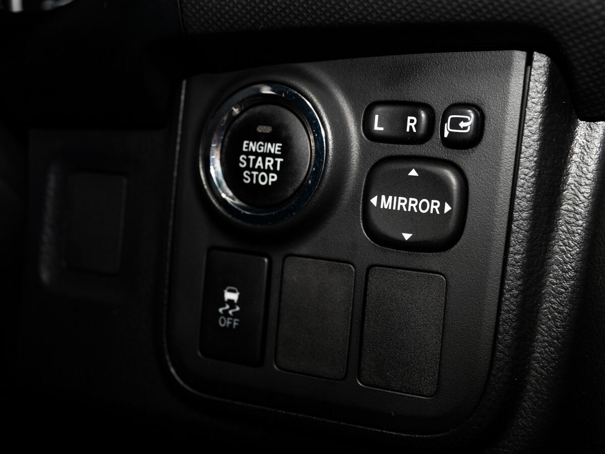 Toyota Wish 2011 - фото автомобиля