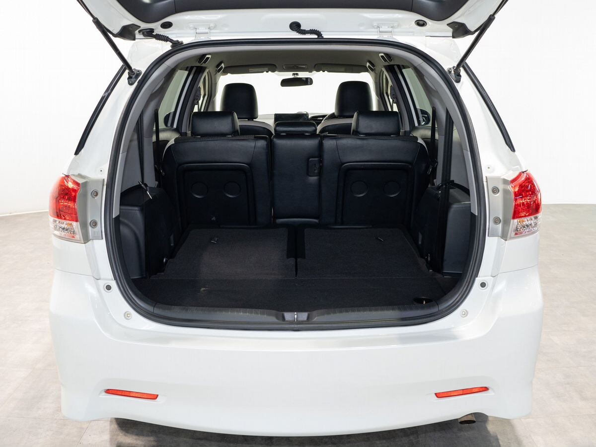 Toyota Wish 2011 - фото автомобиля