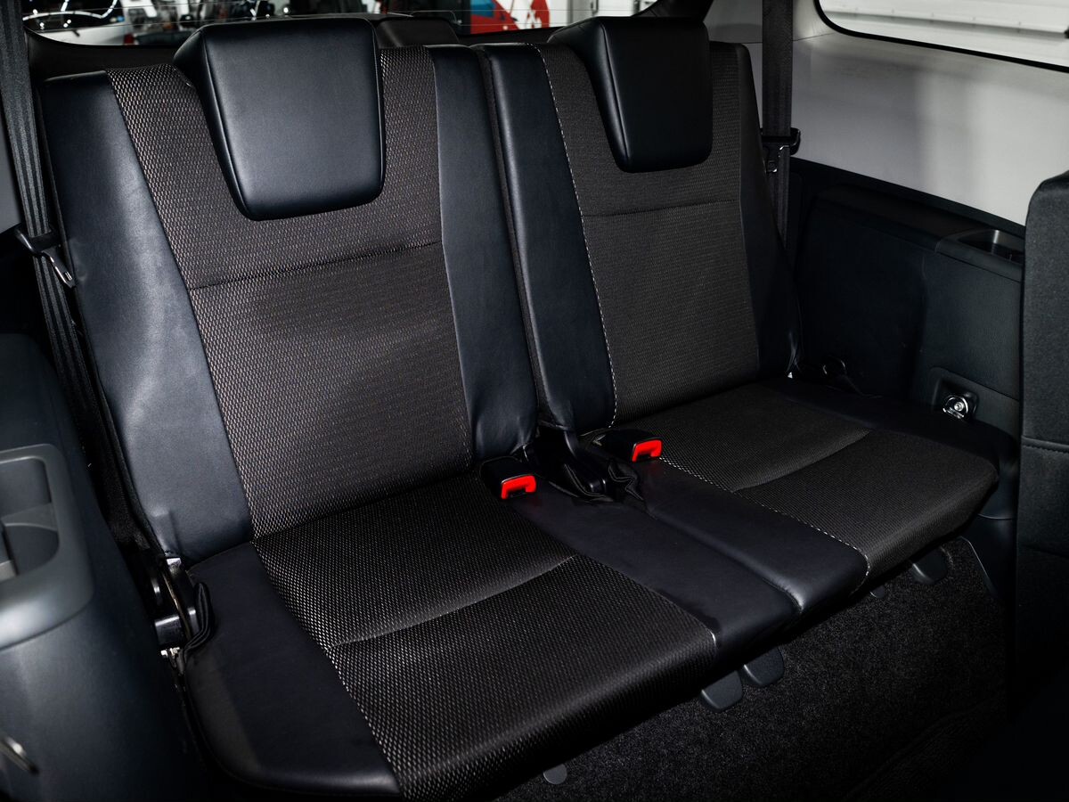 Toyota Wish 2011 - фото автомобиля