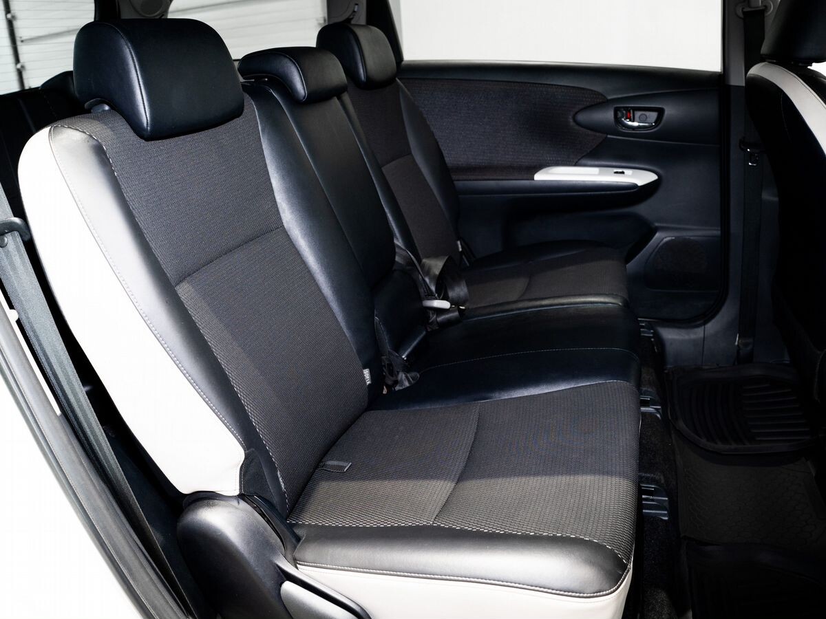 Toyota Wish 2011 - фото автомобиля