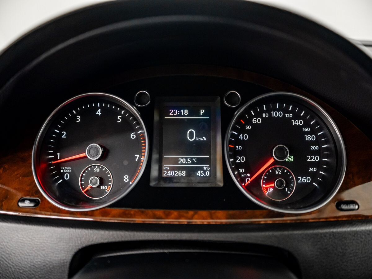 Volkswagen Passat 2010 - фото автомобиля