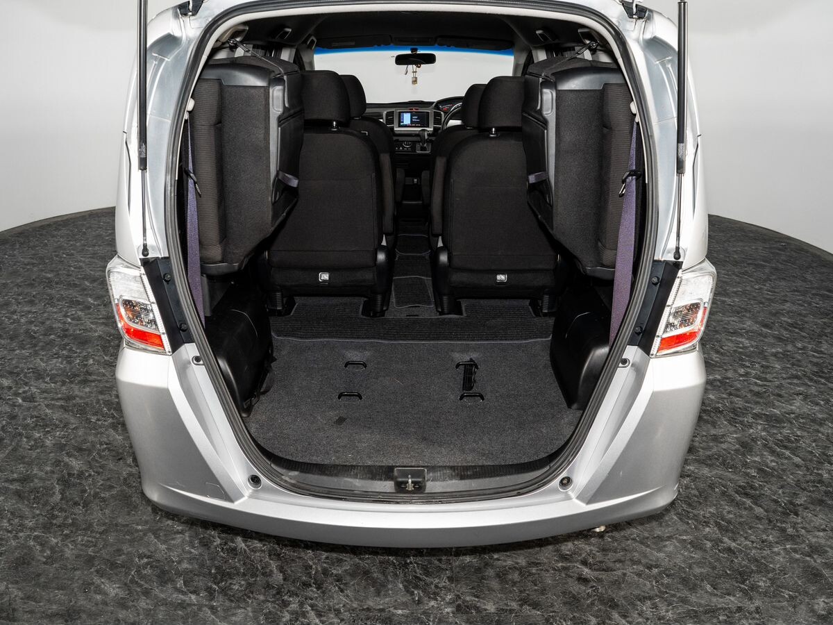 Honda Freed 2012 - фото автомобиля