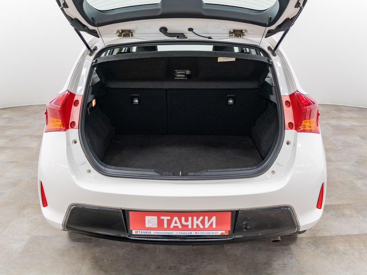 Toyota Auris 2013 - фото автомобиля