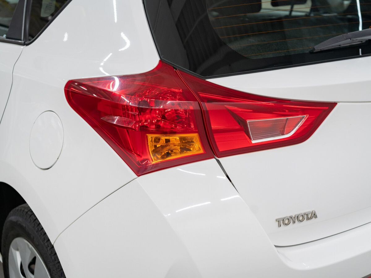 Toyota Auris 2013 - фото автомобиля