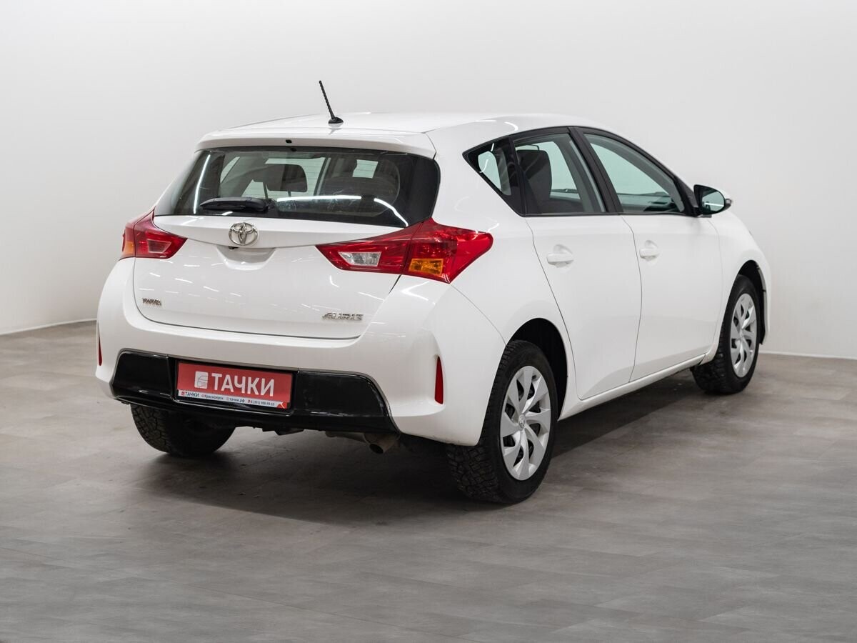 Toyota Auris 2013 - фото автомобиля