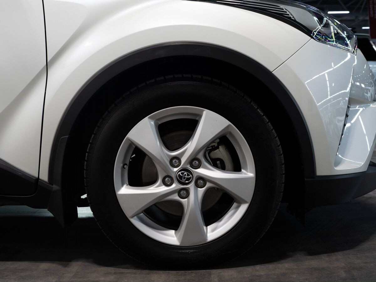 Toyota C-HR 2019 - фото автомобиля