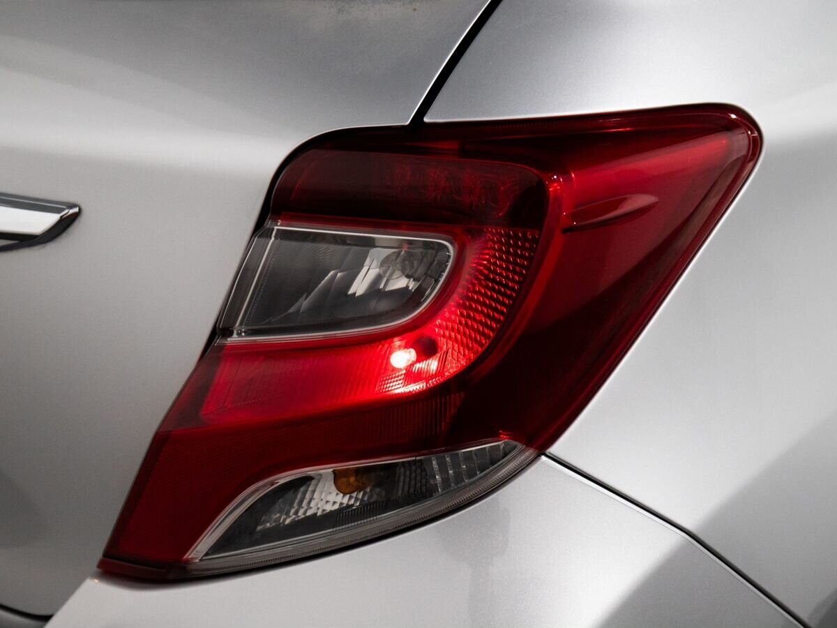 Toyota Vitz 2014 - фото автомобиля