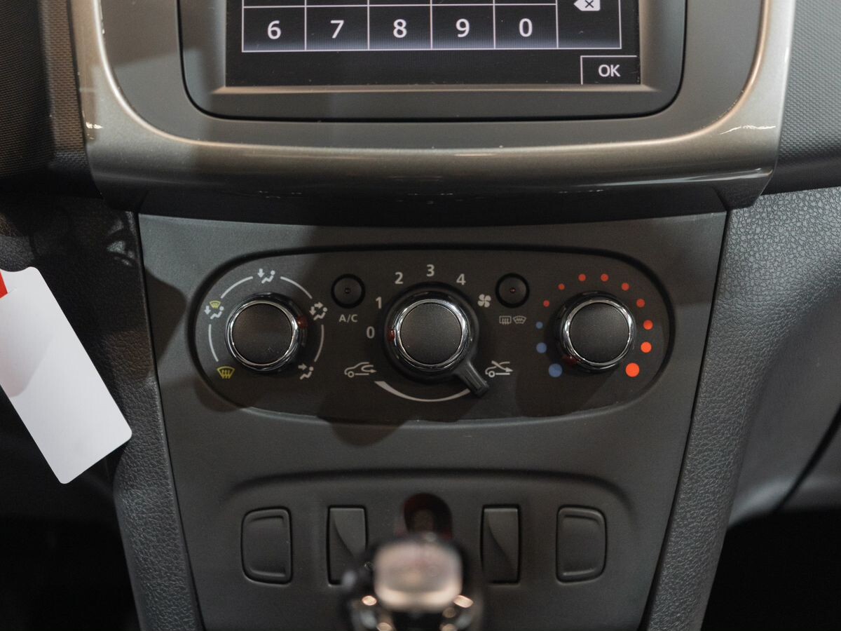 Renault Logan 2019 - фото автомобиля