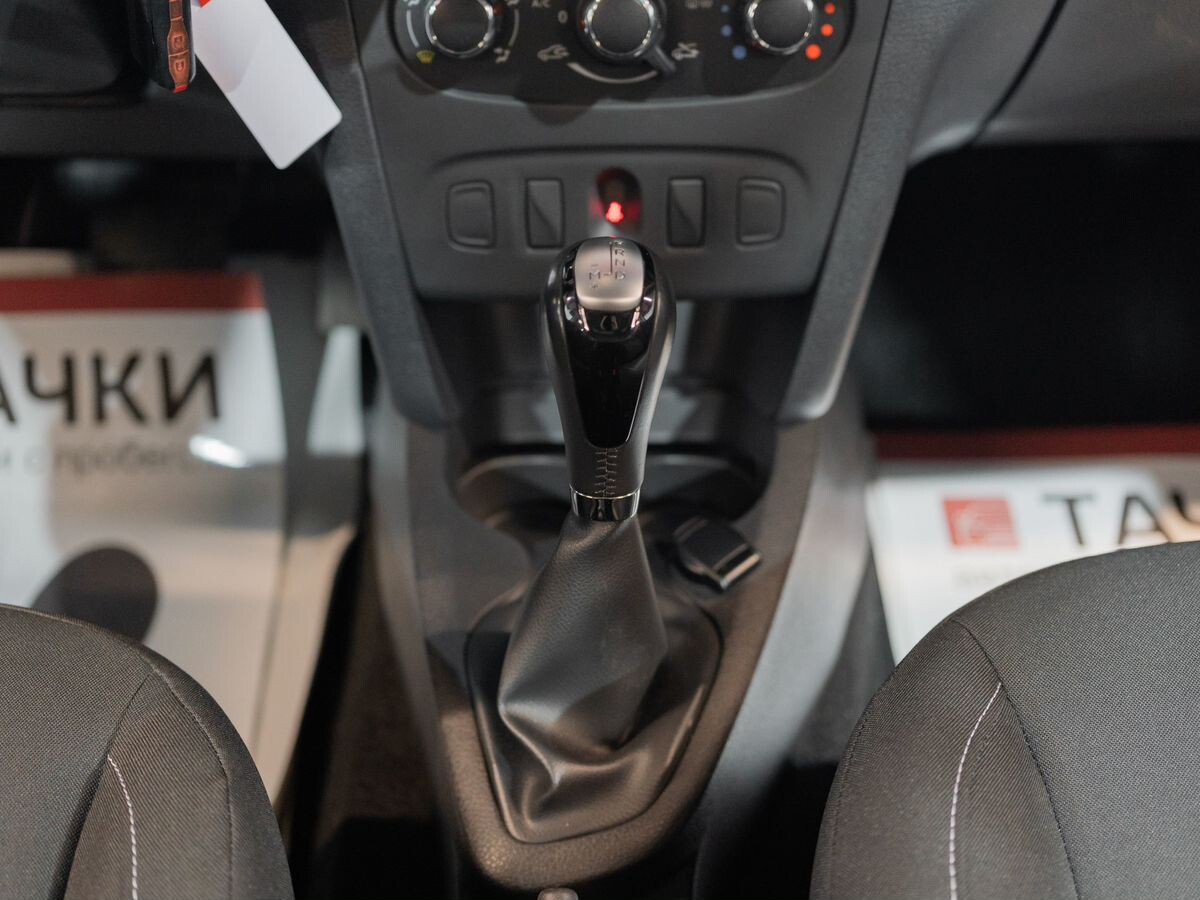 Renault Logan 2019 - фото автомобиля