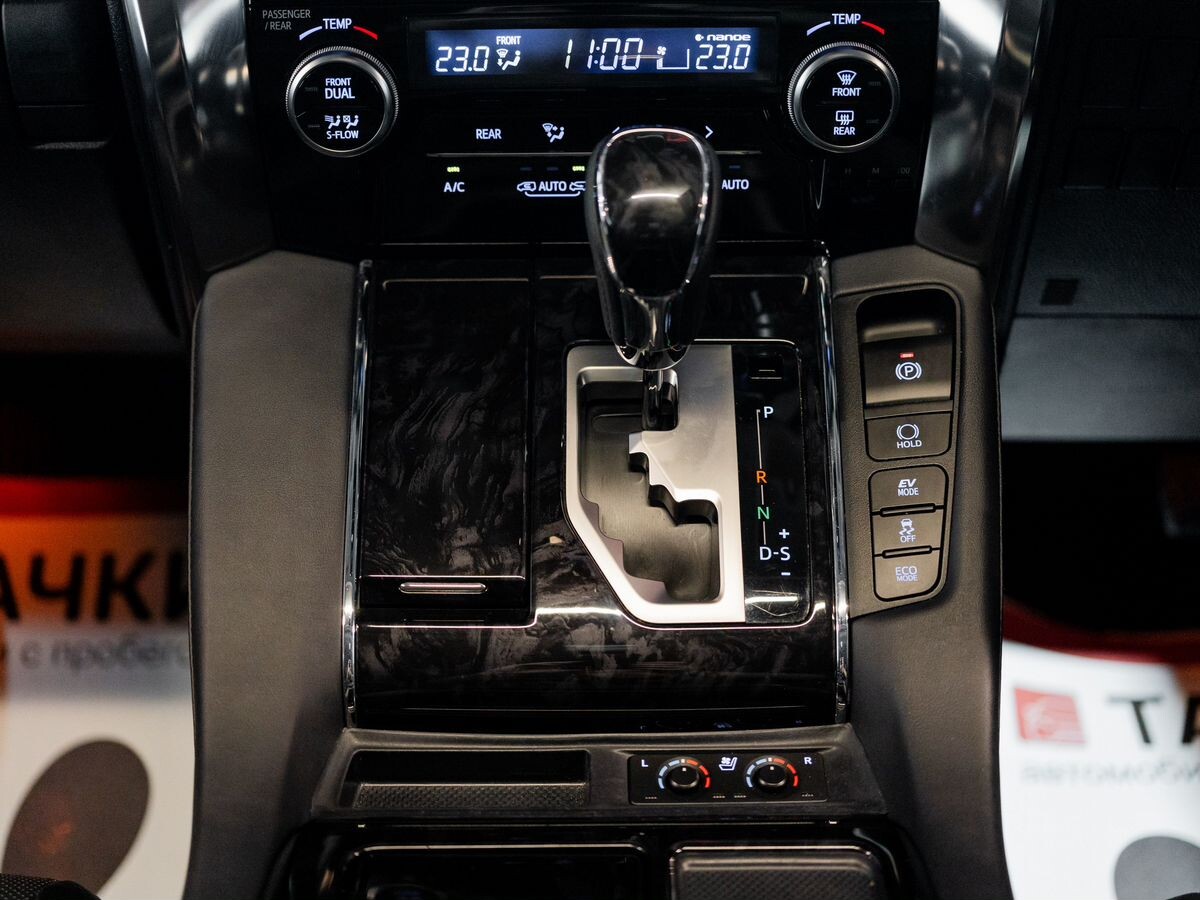 Toyota Alphard 2021 - фото автомобиля