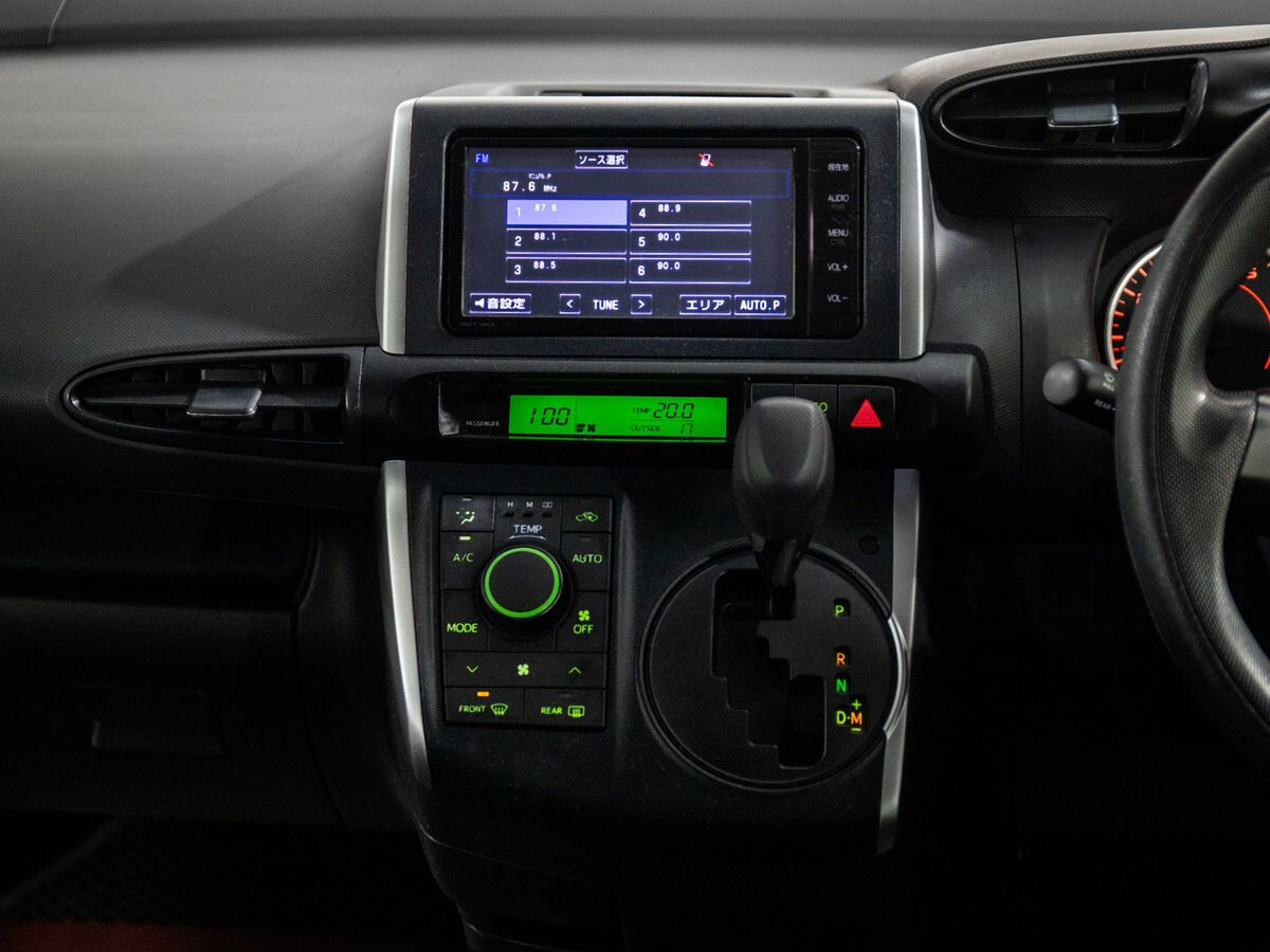 Toyota Wish 2017 - фото автомобиля