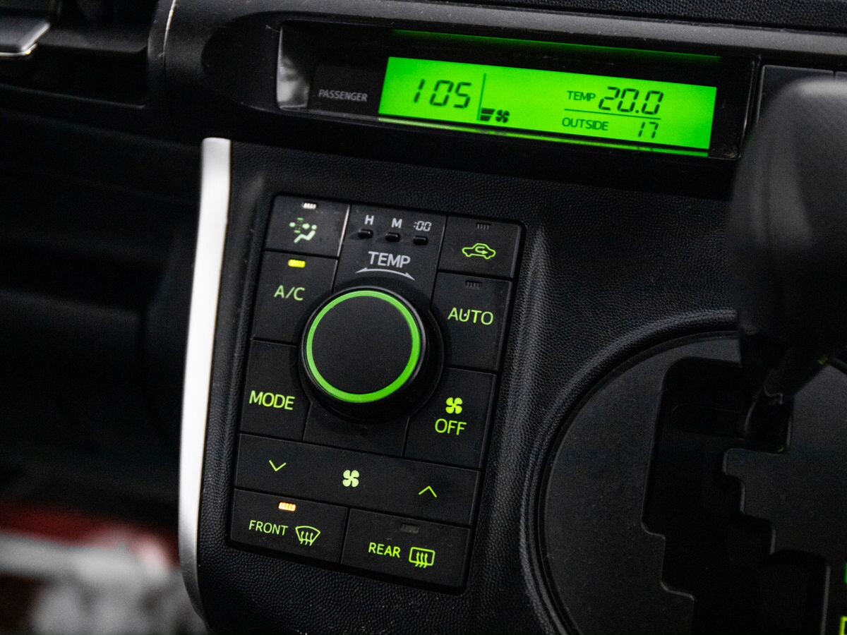 Toyota Wish 2017 - фото автомобиля