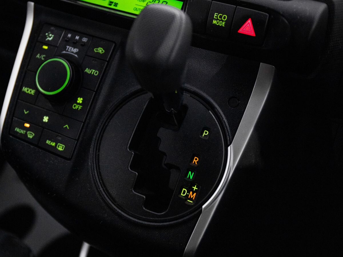 Toyota Wish 2017 - фото автомобиля