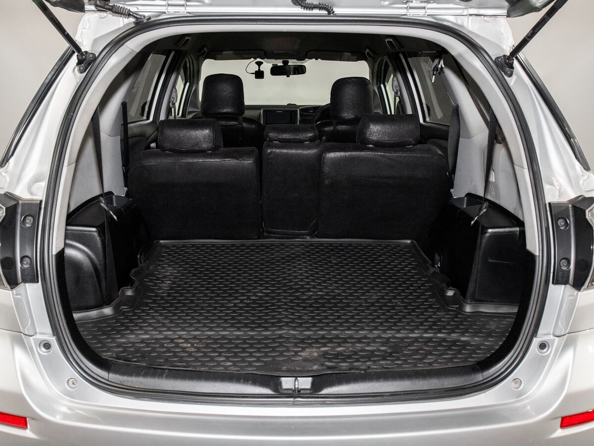 Toyota Wish 2017 - фото автомобиля