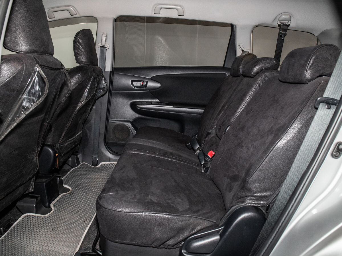 Toyota Wish 2017 - фото автомобиля