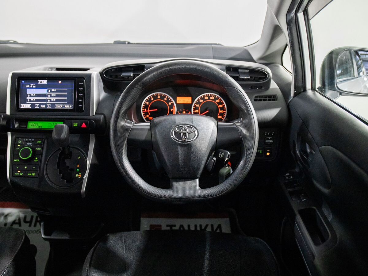 Toyota Wish 2017 - фото автомобиля