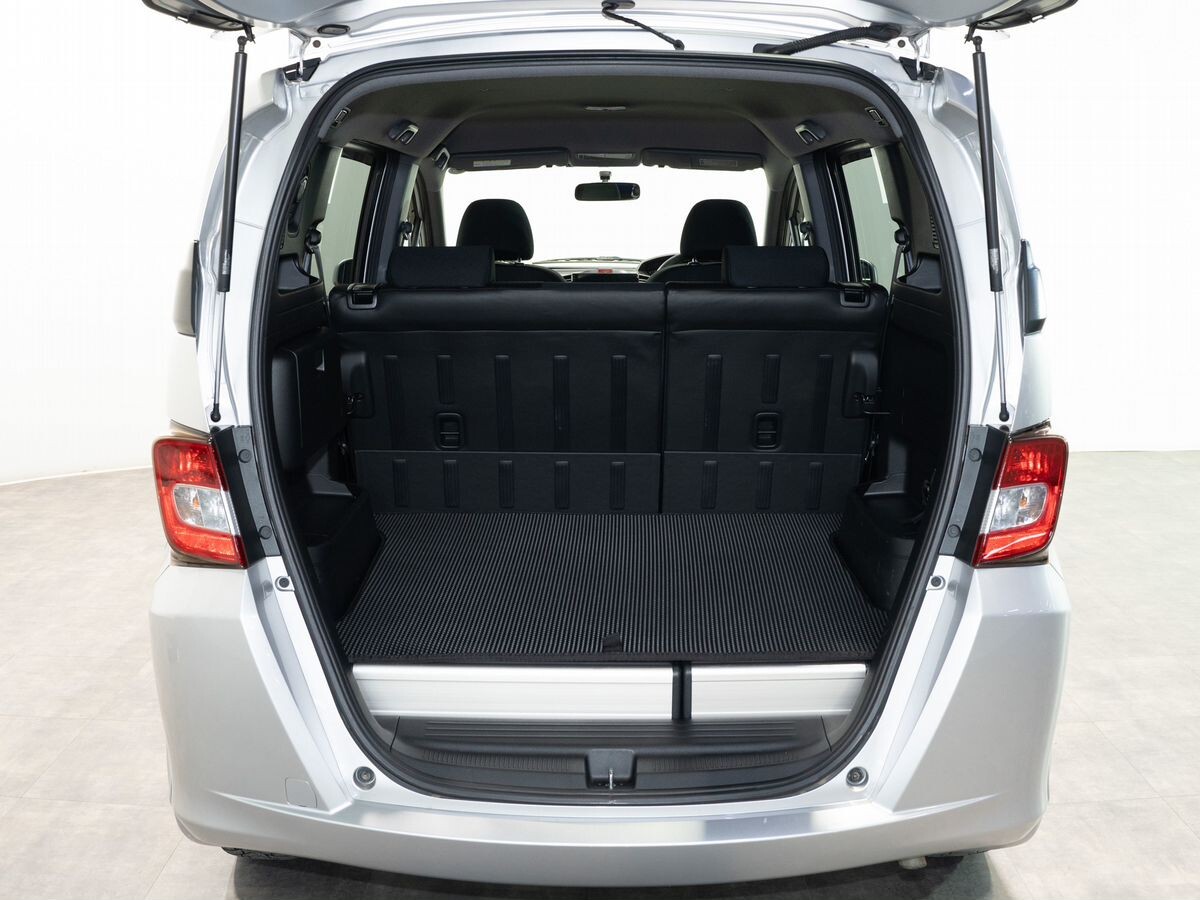 Honda Freed 2010 - фото автомобиля