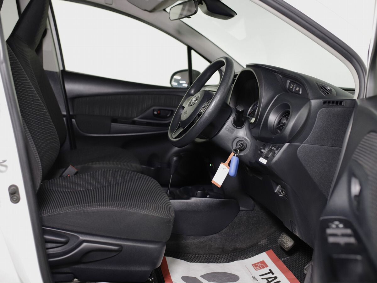 Toyota Vitz 2017 - фото автомобиля