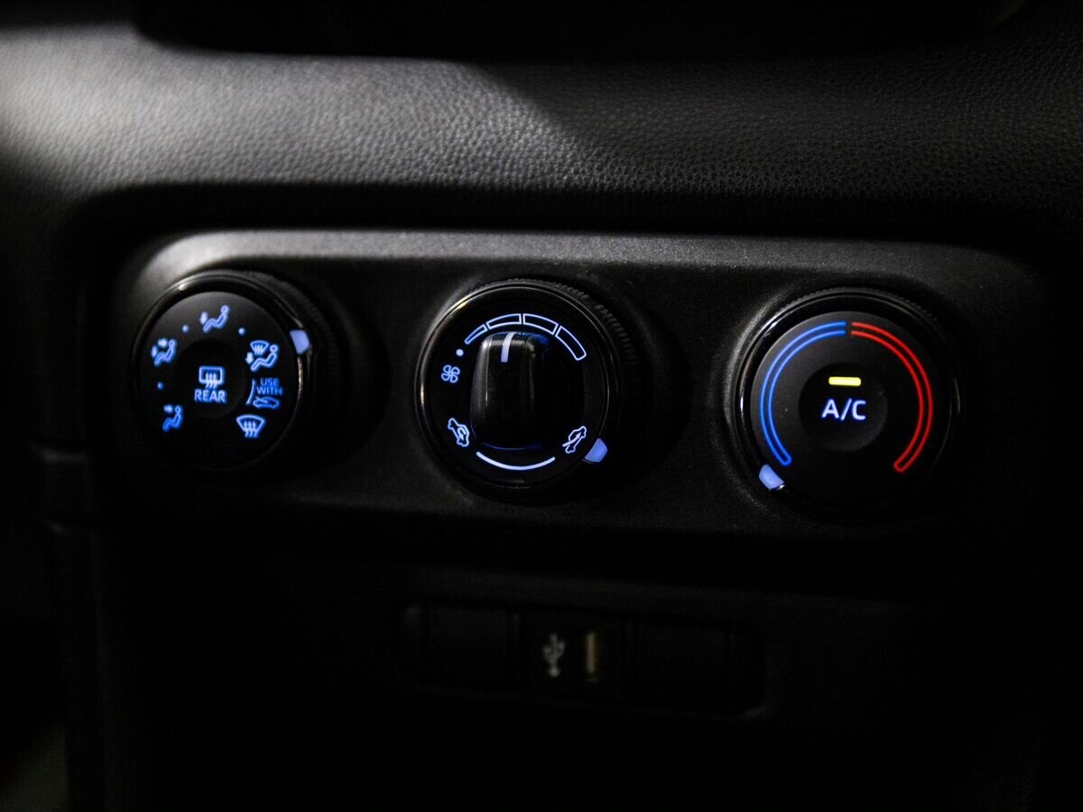 Toyota Yaris 2021 - фото автомобиля