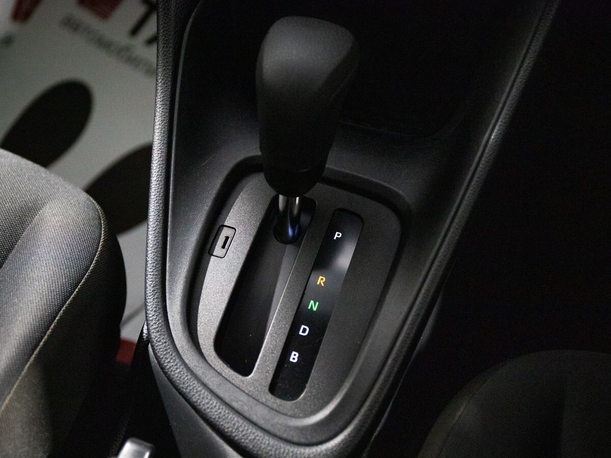 Toyota Yaris 2021 - фото автомобиля