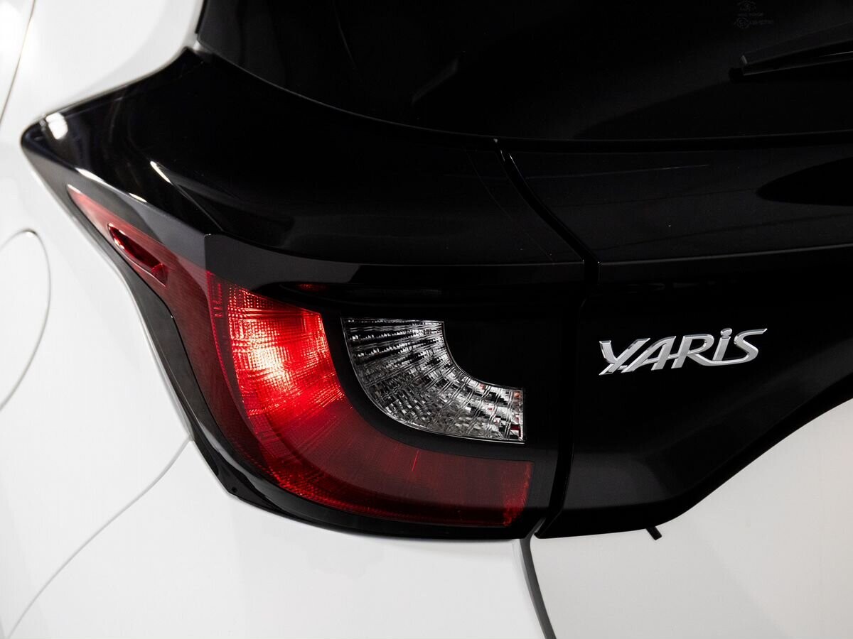 Toyota Yaris 2021 - фото автомобиля