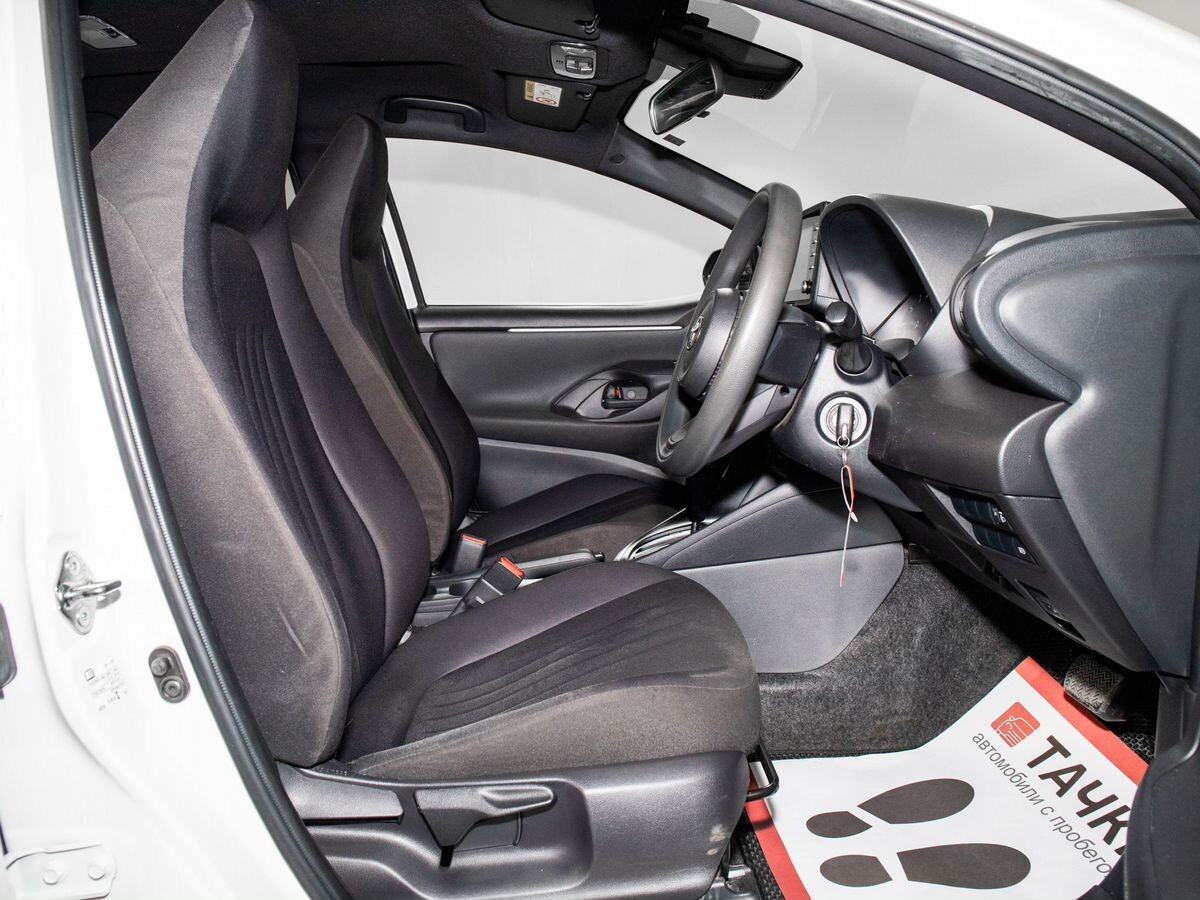 Toyota Yaris 2021 - фото автомобиля