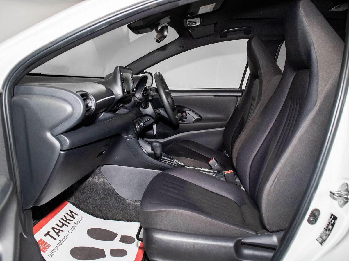 Toyota Yaris 2021 - фото автомобиля