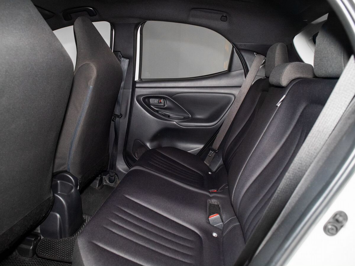 Toyota Yaris 2021 - фото автомобиля