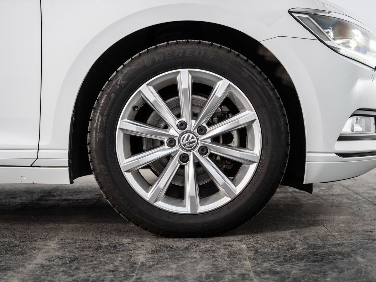 Volkswagen Passat 2015 - фото автомобиля