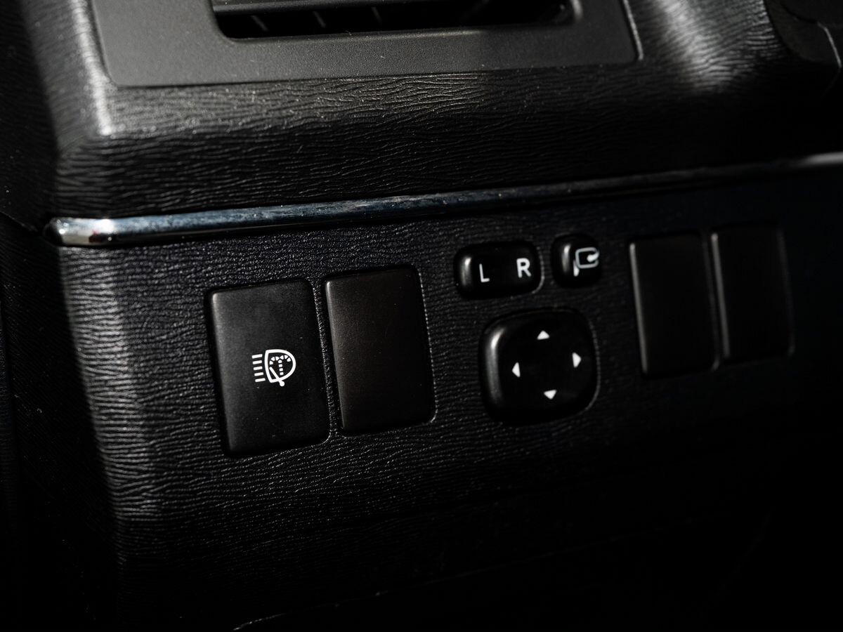 Toyota Avensis 2011 - фото автомобиля