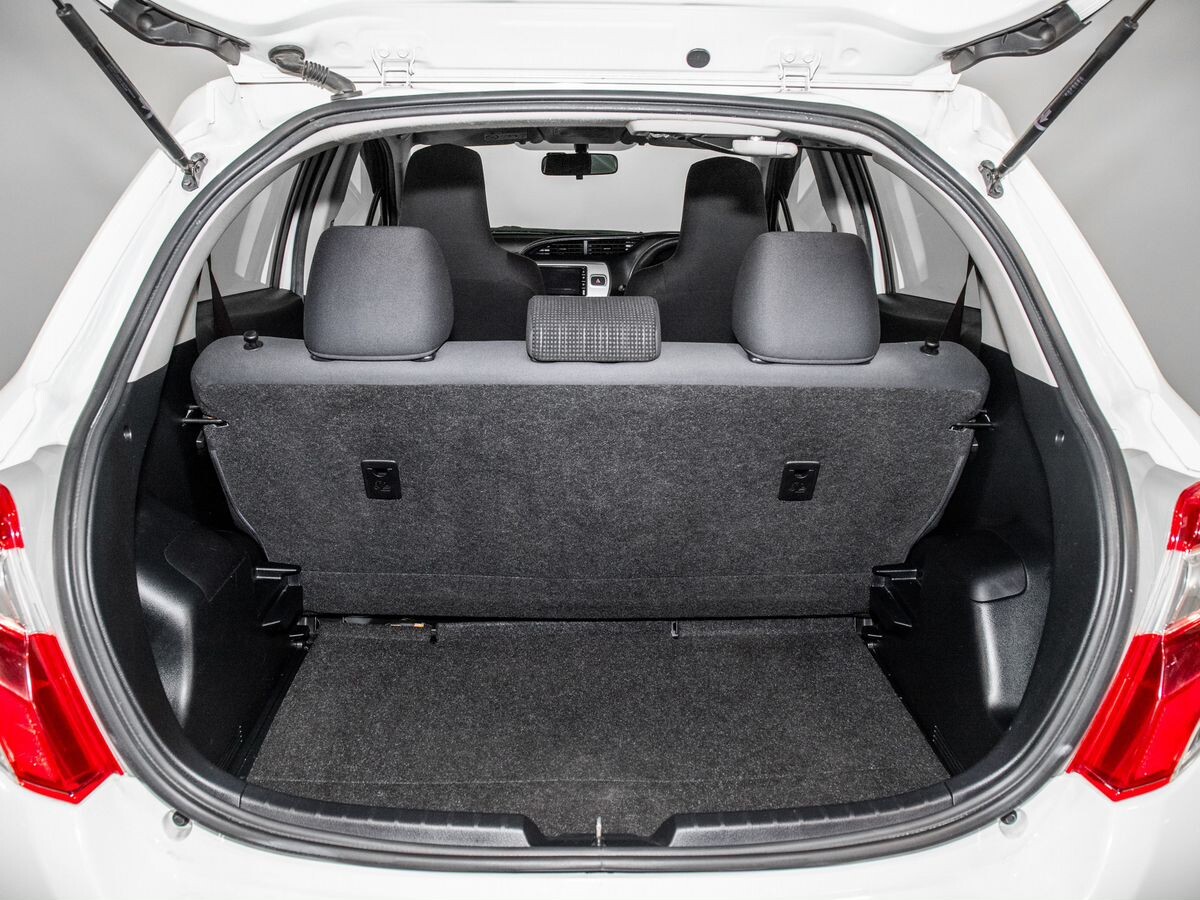 Toyota Vitz 2016 - фото автомобиля