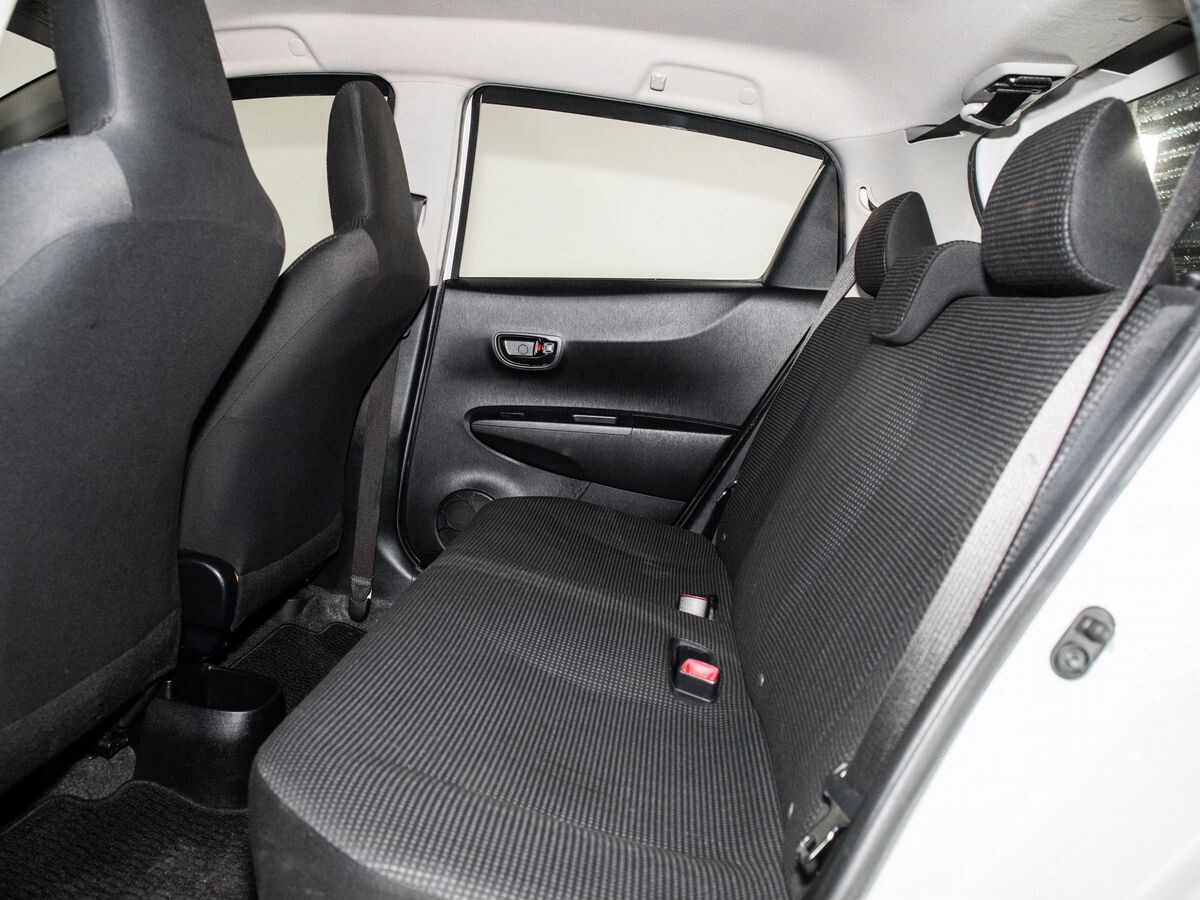 Toyota Vitz 2016 - фото автомобиля