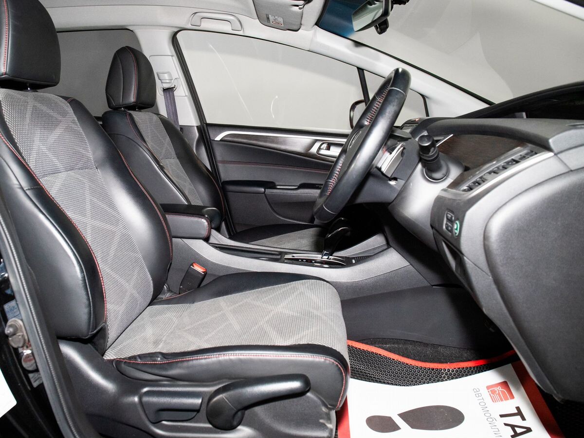 Honda Jade 2016 - фото автомобиля