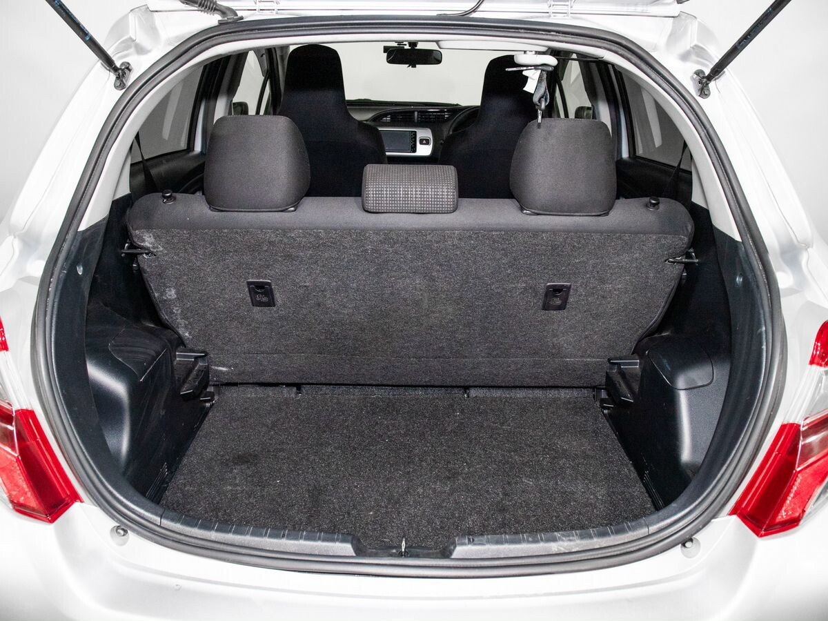 Toyota Vitz 2014 - фото автомобиля