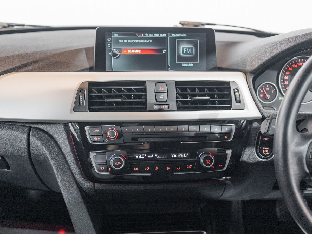 BMW 3 серии 2017 - фото автомобиля