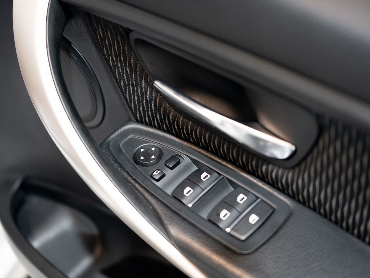 BMW 3 серии 2017 - фото автомобиля