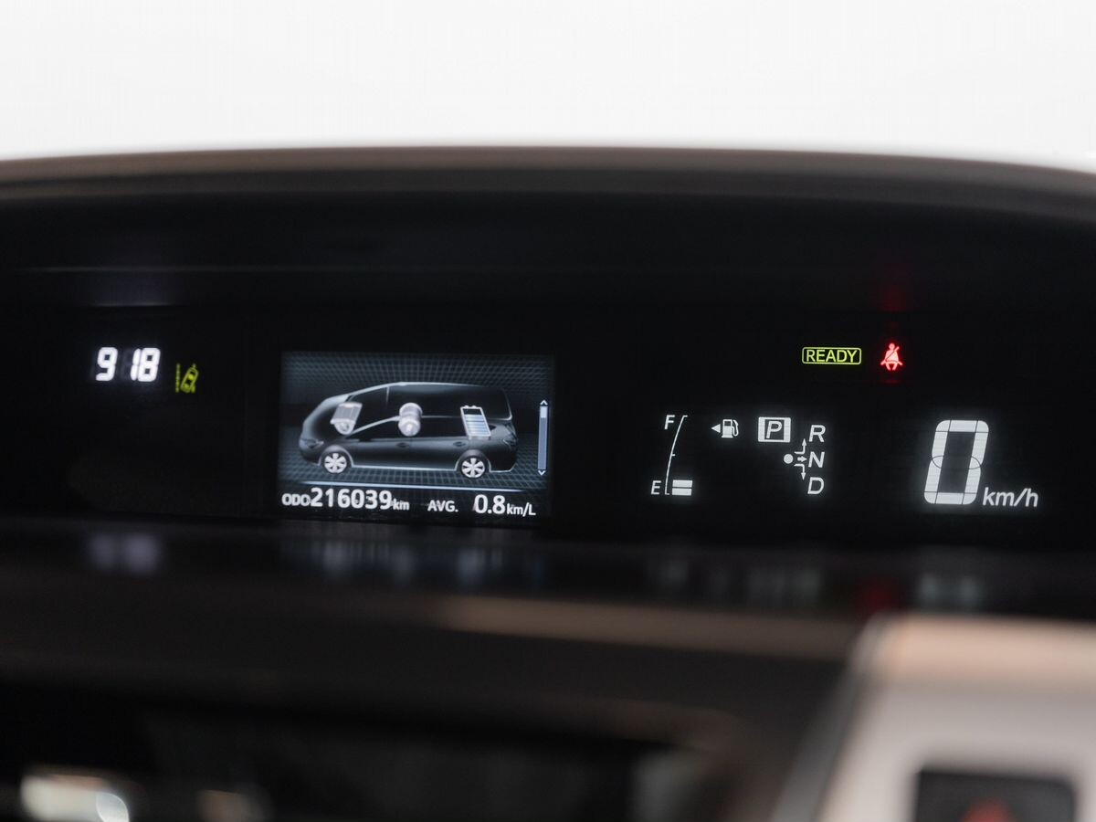 Toyota Prius Alpha 2019 - фото автомобиля