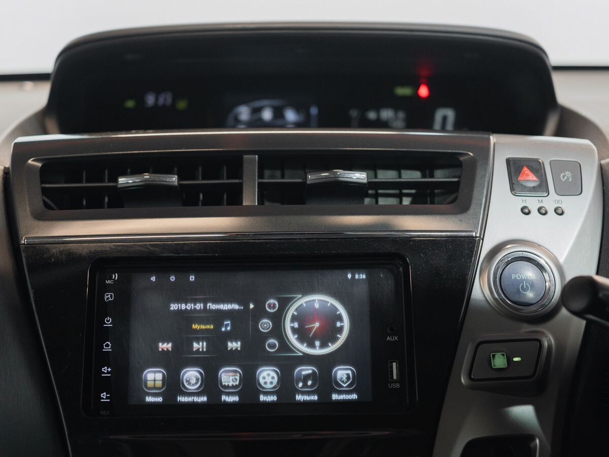 Toyota Prius Alpha 2019 - фото автомобиля