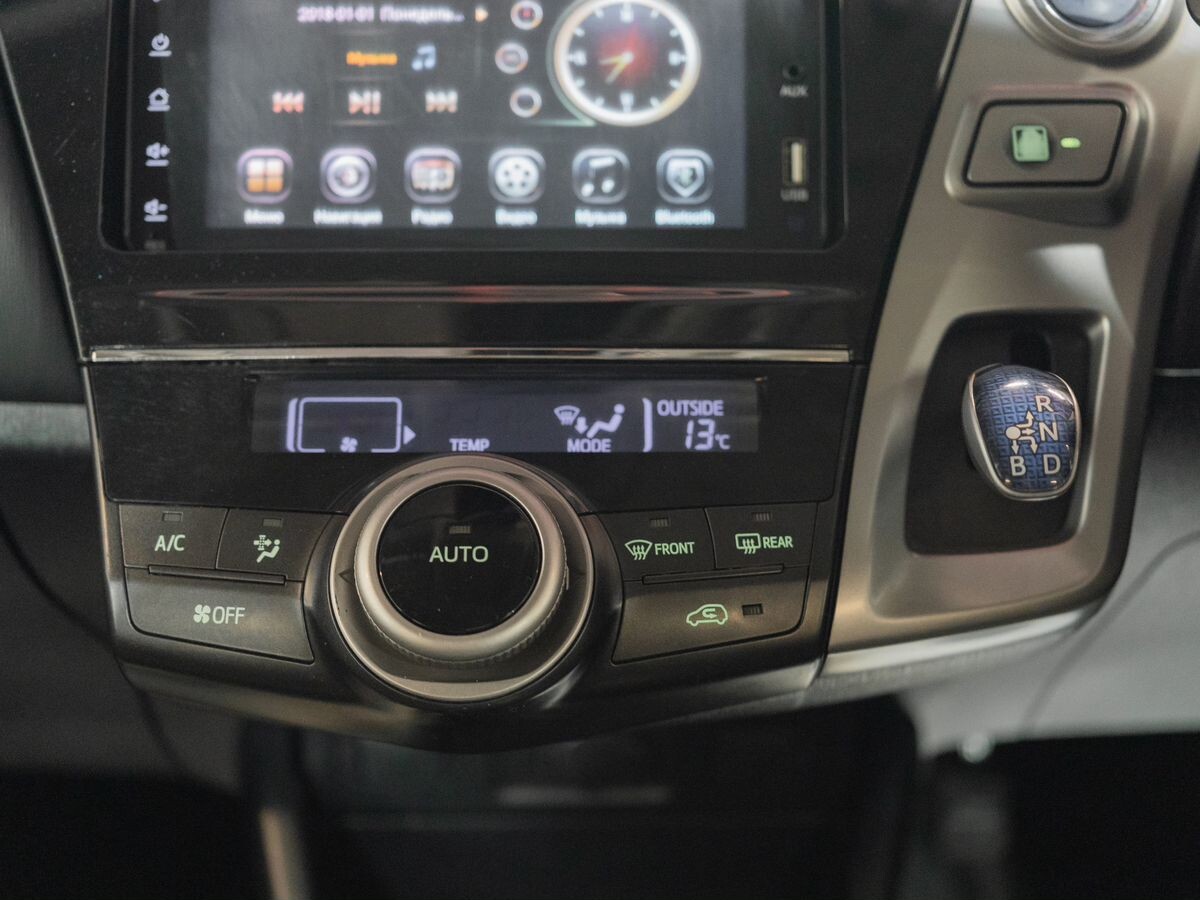 Toyota Prius Alpha 2019 - фото автомобиля