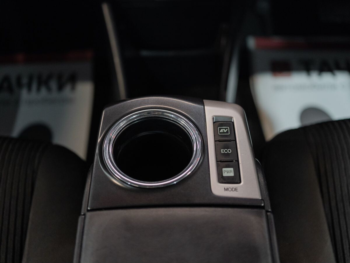 Toyota Prius Alpha 2019 - фото автомобиля