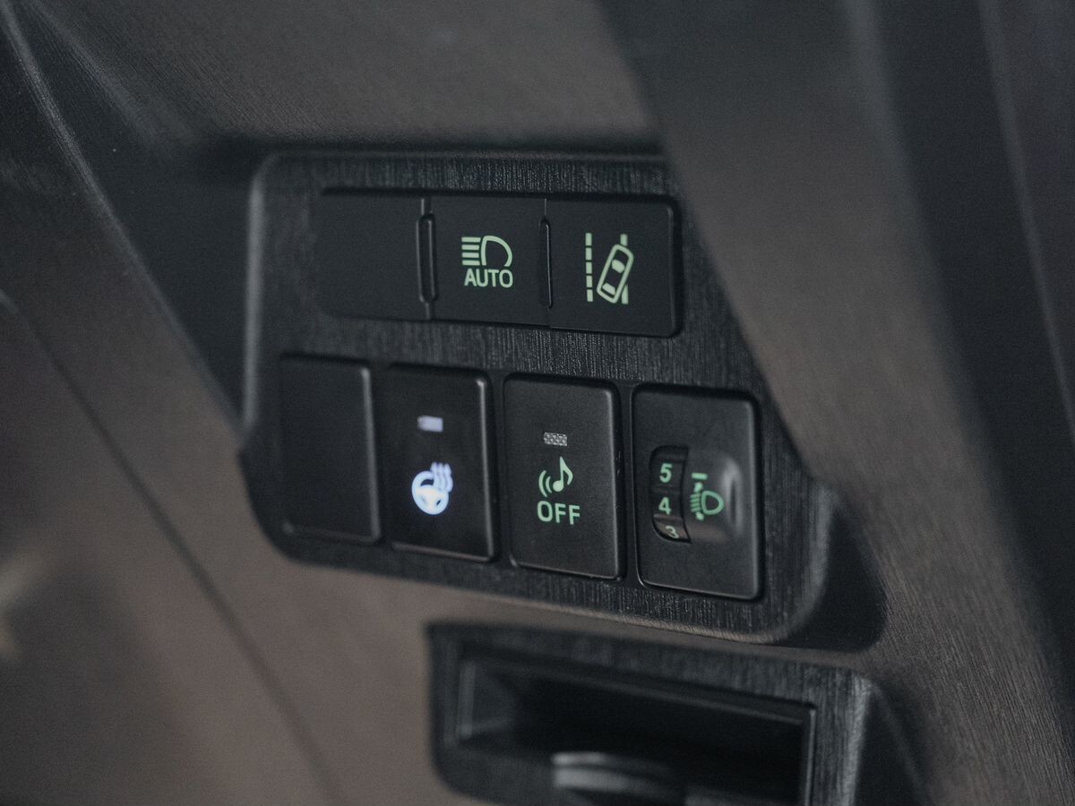 Toyota Prius Alpha 2019 - фото автомобиля