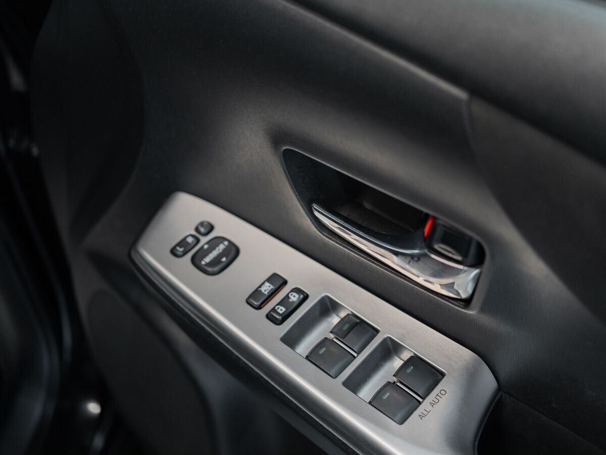 Toyota Prius Alpha 2019 - фото автомобиля