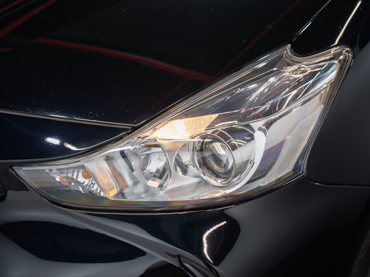 Toyota Prius Alpha 2019 - фото автомобиля