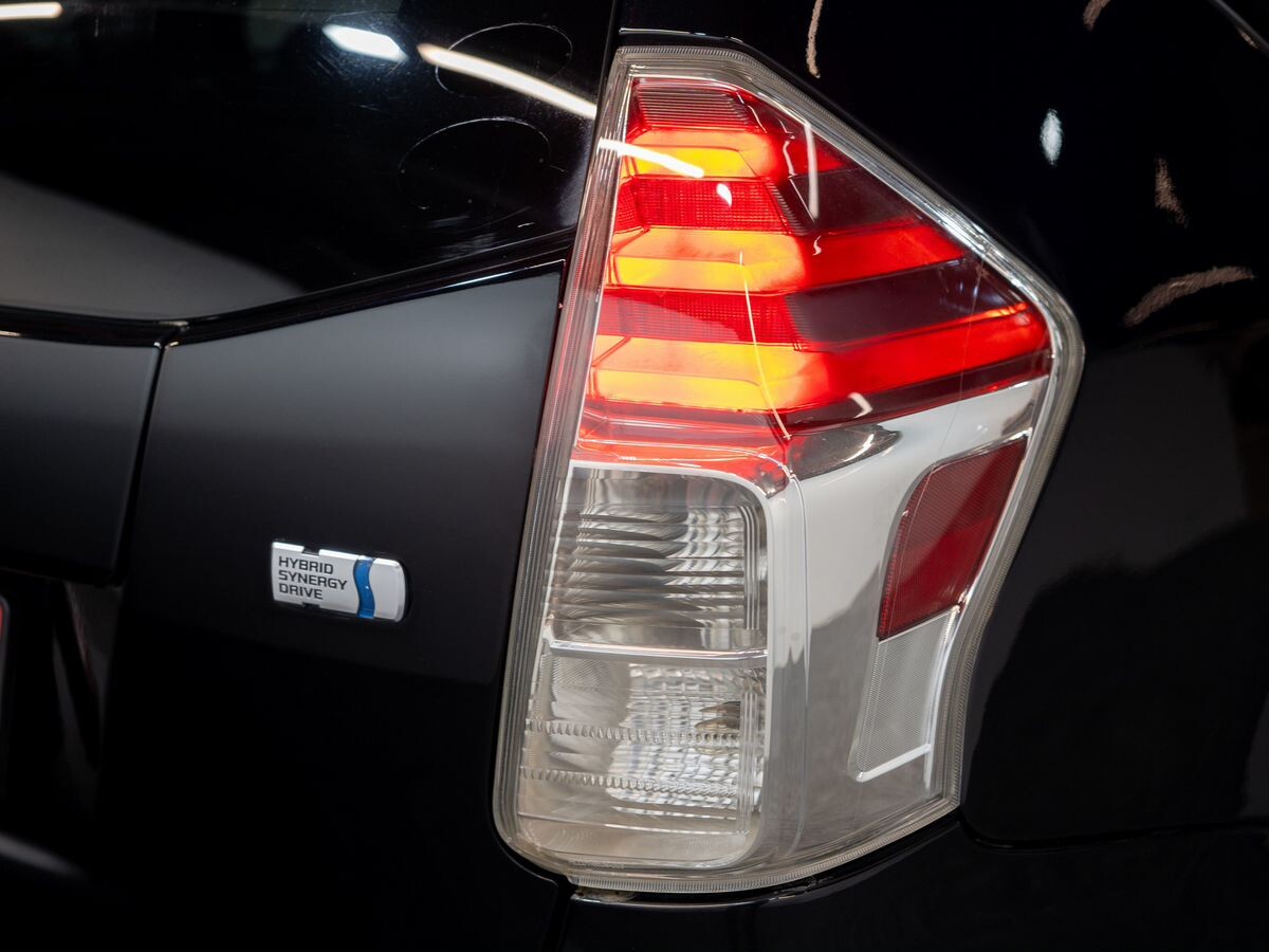 Toyota Prius Alpha 2019 - фото автомобиля