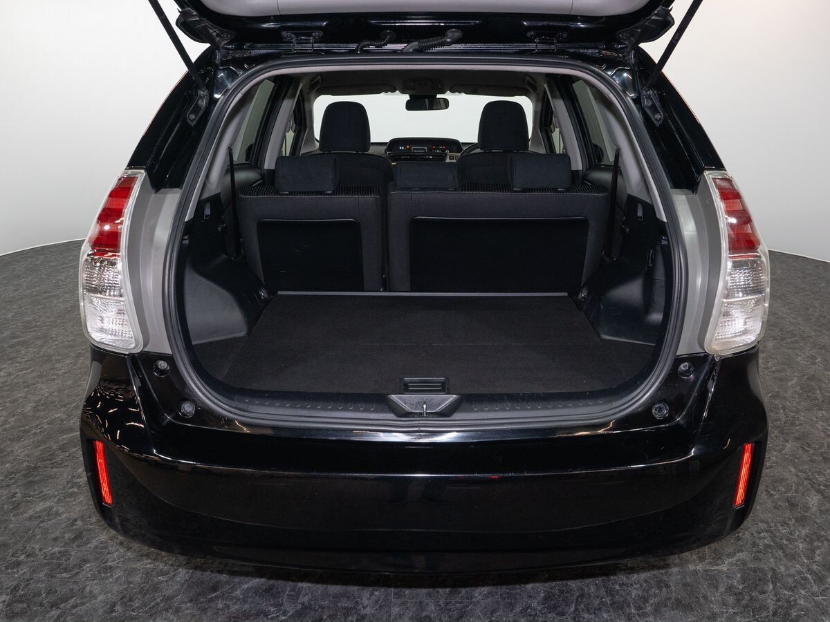 Toyota Prius Alpha 2019 - фото автомобиля