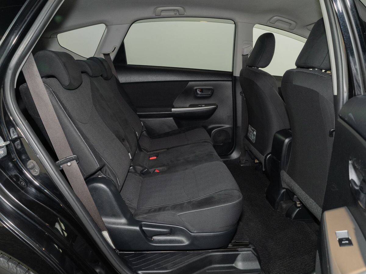 Toyota Prius Alpha 2019 - фото автомобиля